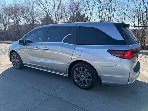 New 2026 Honda Odyssey Touring image 3