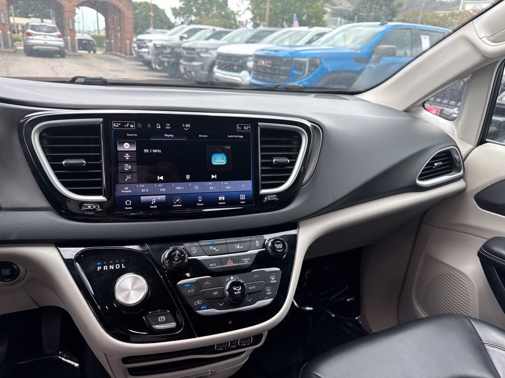 Used 2023 Chrysler Pacifica Touring-L FWD image 19