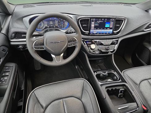 Used 2026 Chrysler Pacifica Limited FWD image 11