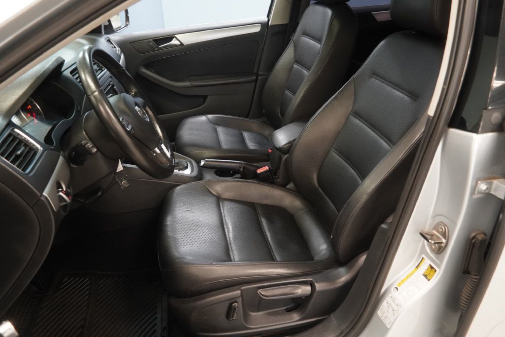 Used 2013 Volkswagen Jetta SE FWD image 4