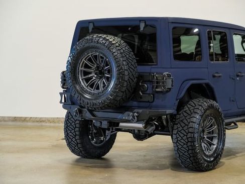 Used 2025 Jeep Wrangler Unlimited Rubicon w/ Technology Group image 16