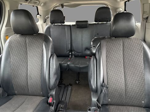 Used 2012 Toyota Sienna SE FWD image 17