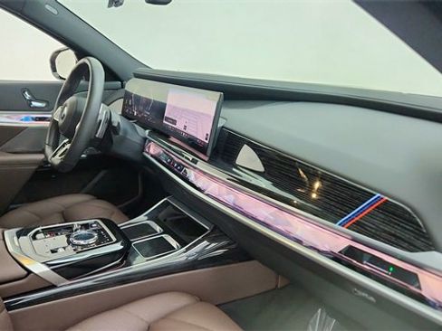 Used 2024 BMW 740i image 20