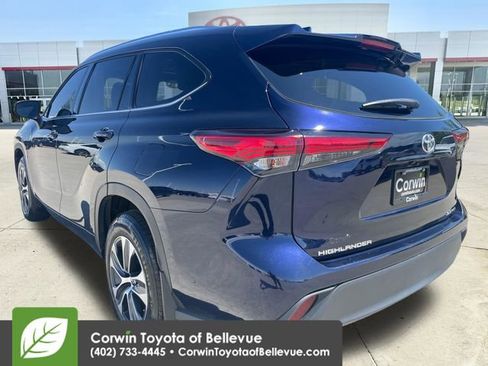 Certified 2021 Toyota Highlander XLE AWD/4WD image 3