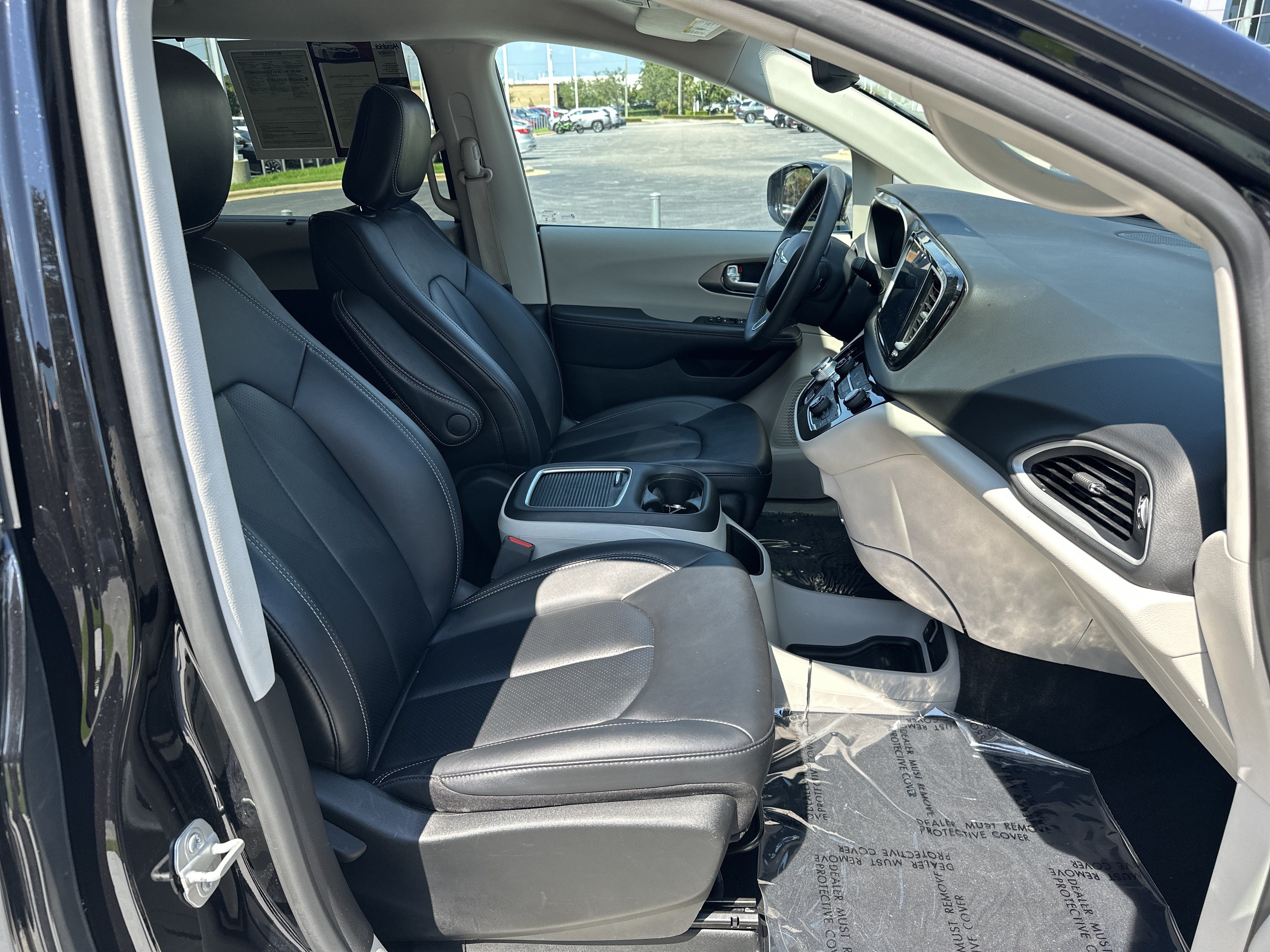 Used 2024 Chrysler Pacifica Touring-L FWD image 34