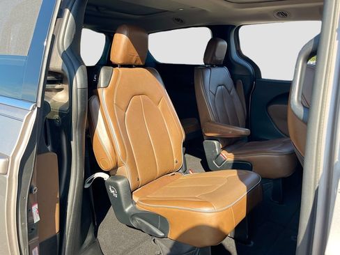Used 2017 Chrysler Pacifica Limited w/ Advanced Safetytec Group FWD image 28