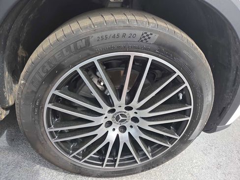 Used 2025 Mercedes-Benz GLC 300 4MATIC image 2