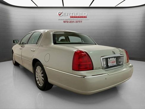 Used 2005 Lincoln Town Car Signature image 4