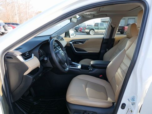 Used 2022 Toyota RAV4 XLE Premium image 17