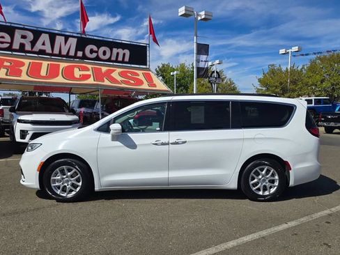 Certified 2022 Chrysler Pacifica Touring-L FWD image 8