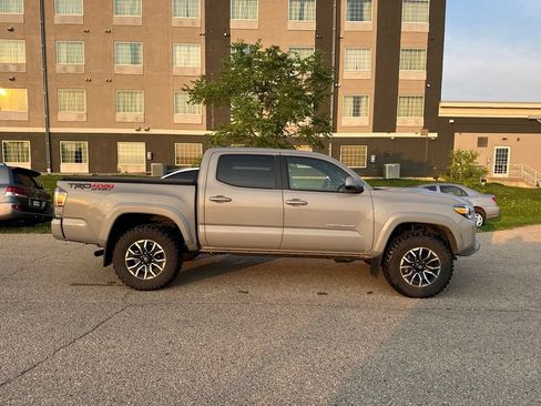 Used 2021 Toyota Tacoma TRD Sport AWD/4WD image 13