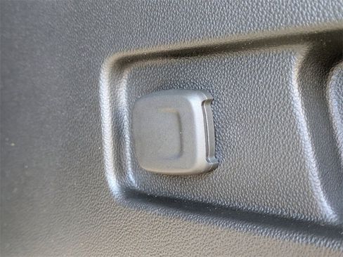 Used 2023 GMC Acadia SLT w/ Elevation Edition image 14