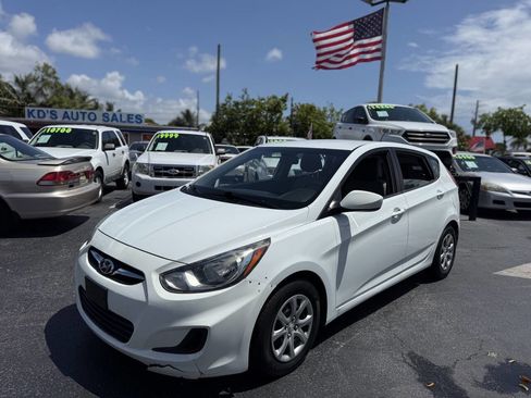 Used 2012 Hyundai Accent GS image 3