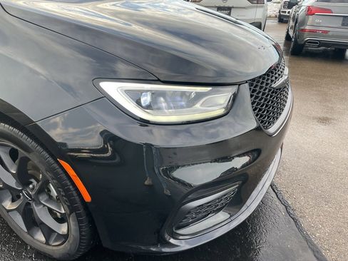 Used 2025 Chrysler Pacifica Limited image 30