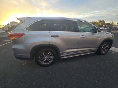 Used 2017 Toyota Highlander SE image 6