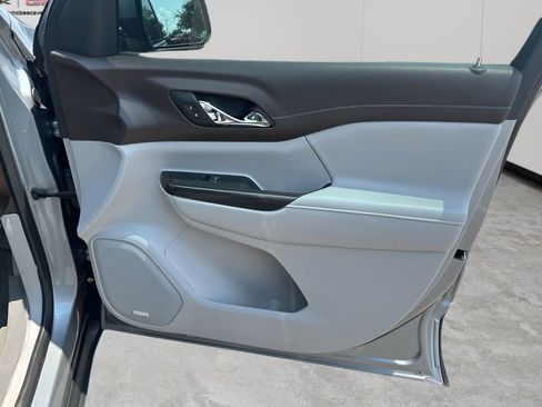 Used 2023 GMC Acadia SLT w/ Preferred Package image 13