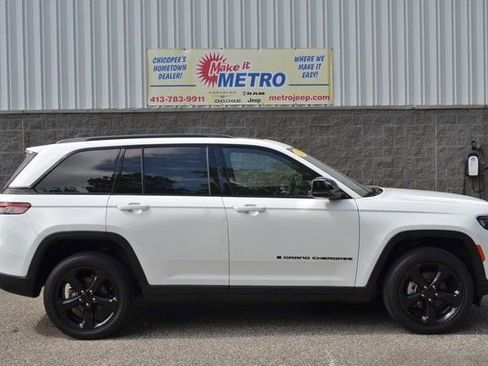 Used 2023 Jeep Grand Cherokee Altitude AWD/4WD image 9
