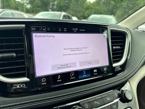 Used 2023 Chrysler Pacifica Touring-L FWD image 17