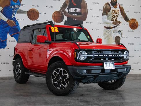 Used 2023 Ford Bronco Outer Banks AWD/4WD image 2