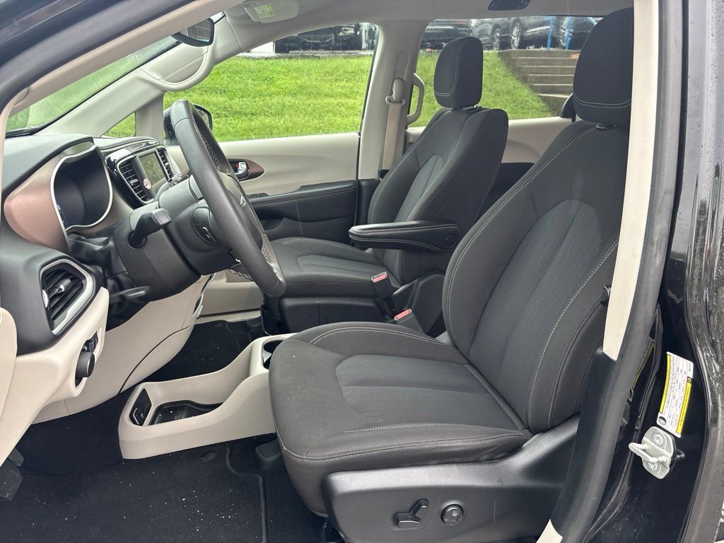 Used 2023 Chrysler Voyager LX FWD image 6