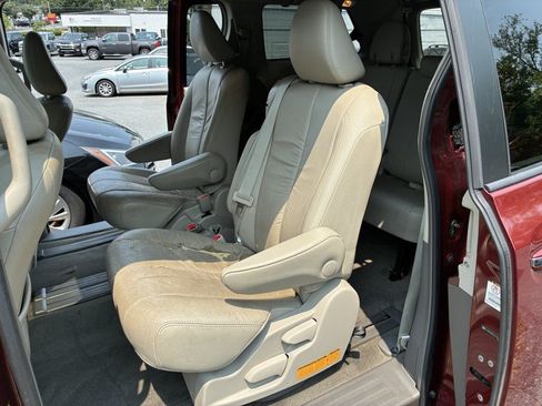 Used 2012 Toyota Sienna XLE w/ Premium Pkg FWD image 16