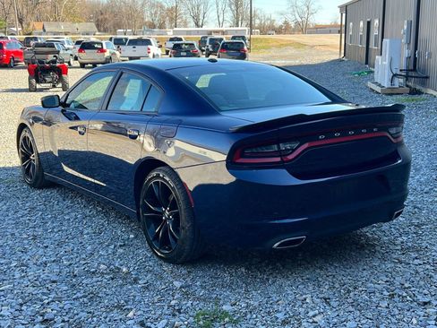 Used 2017 Dodge Charger SE w/ Blacktop Package image 4