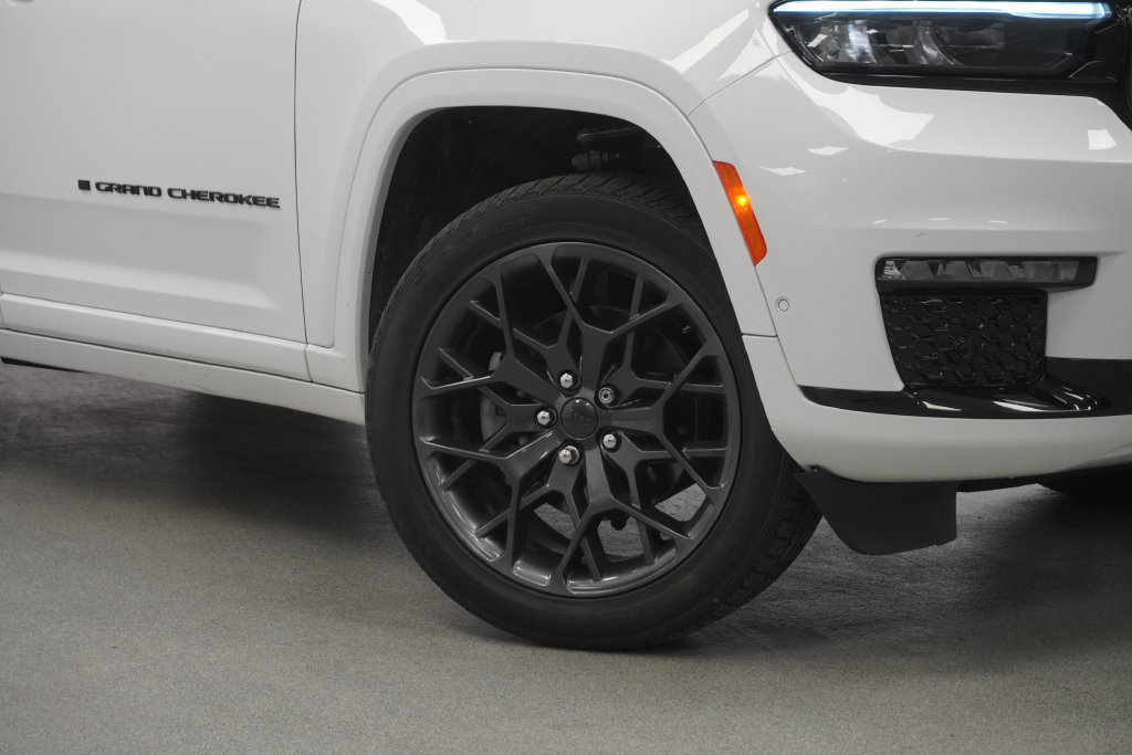 Used 2024 Jeep Grand Cherokee L Summit AWD/4WD image 9