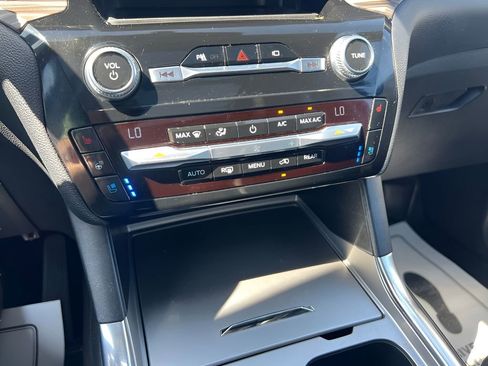 Used 2021 Ford Explorer Limited w/ Equipment Group 301A AWD/4WD image 27