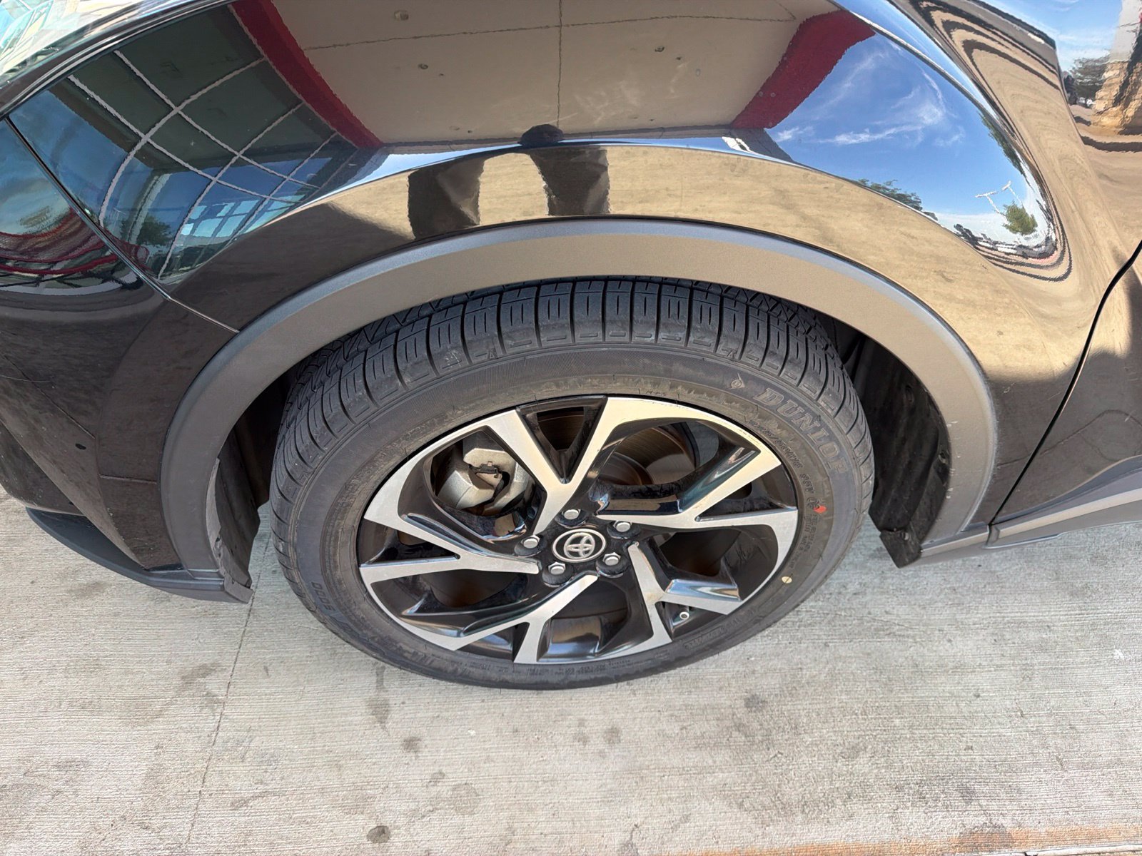 Used 2021 Toyota C-HR XLE FWD image 2