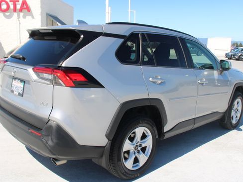Used 2019 Toyota RAV4 XLE w/ Convenience Package FWD image 3