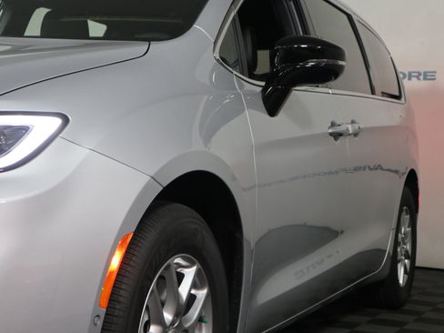 New 2026 Chrysler Pacifica Select image 11