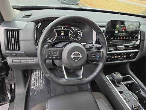 Certified 2025 Nissan Pathfinder SL image 34