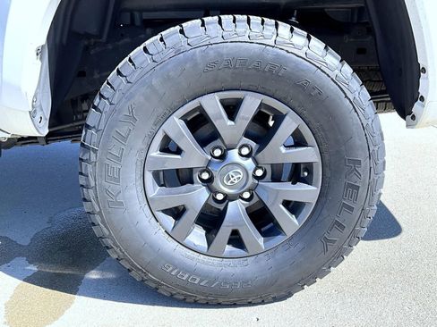 Used 2022 Toyota Tacoma SR5 AWD/4WD image 25