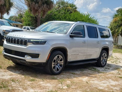 Used 2025 Jeep Wagoneer L 4WD w/ Premium Group I image 2