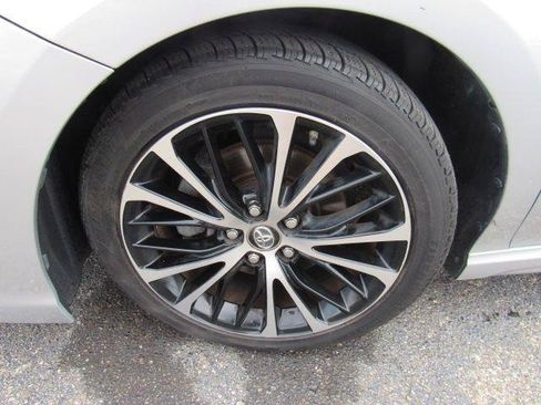 Used 2018 Toyota Camry SE w/ Moonroof Package FWD image 8
