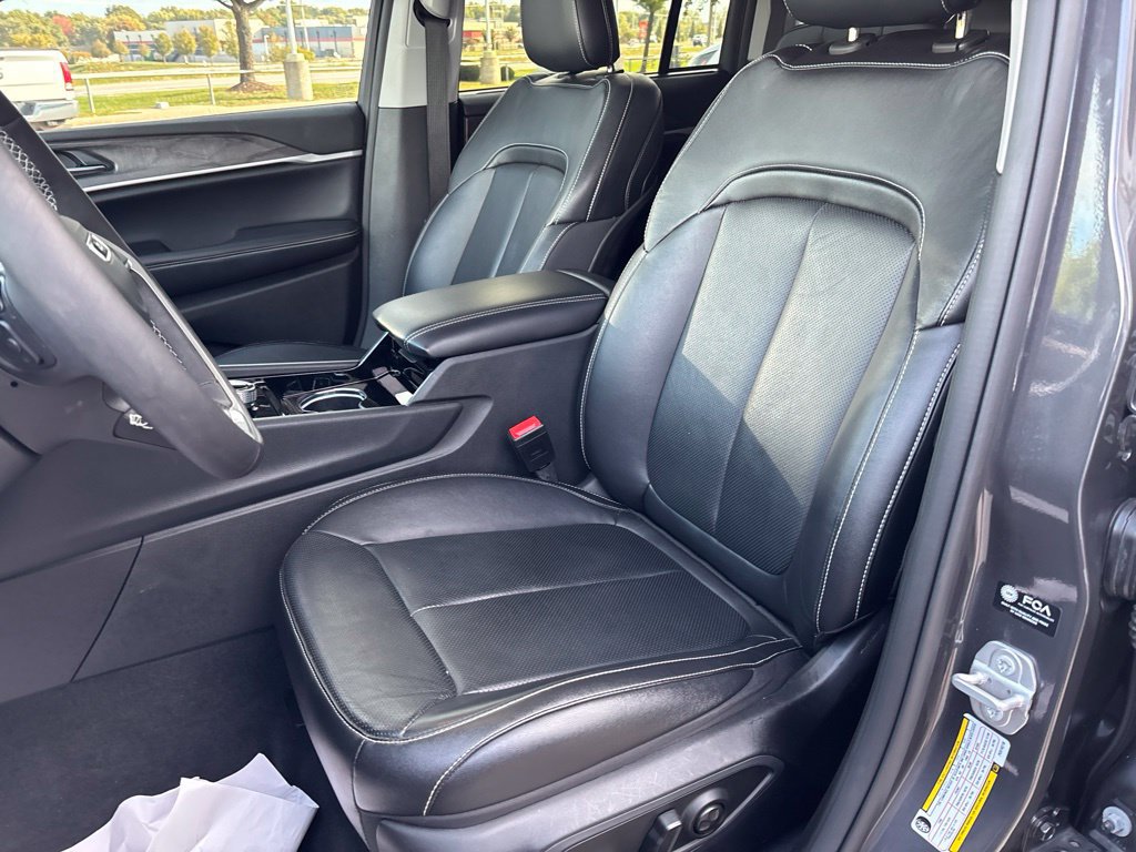 Used 2023 Jeep Grand Cherokee Limited w/ Luxury Tech Group II RWD image 34
