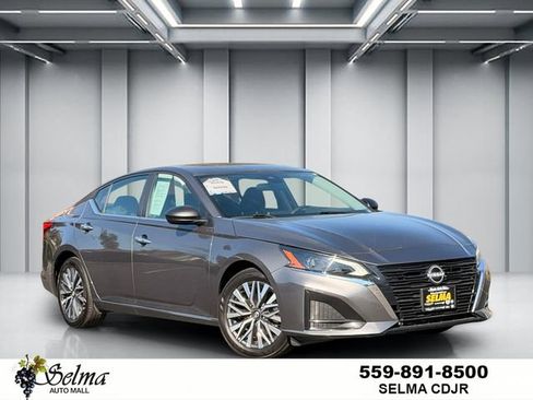 Used 2025 Nissan Altima 2.5 SV FWD image 1