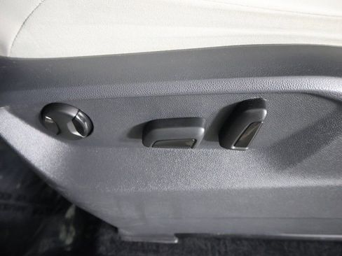 Used 2018 Volkswagen Tiguan SEL image 28