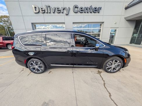 New 2026 Chrysler Pacifica Pinnacle w/ Trailer Tow Group image 4