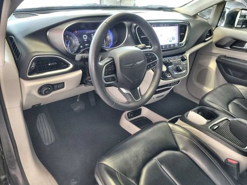 Used 2023 Chrysler Pacifica Touring-L FWD image 14