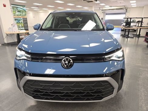 Used 2025 Volkswagen Taos SE AWD/4WD image 2