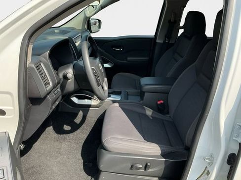Used 2024 Nissan Frontier SV image 10