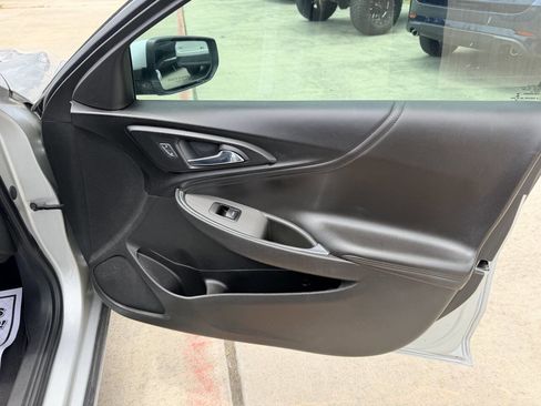 Used 2019 Chevrolet Malibu LT w/ Leather Package FWD image 18