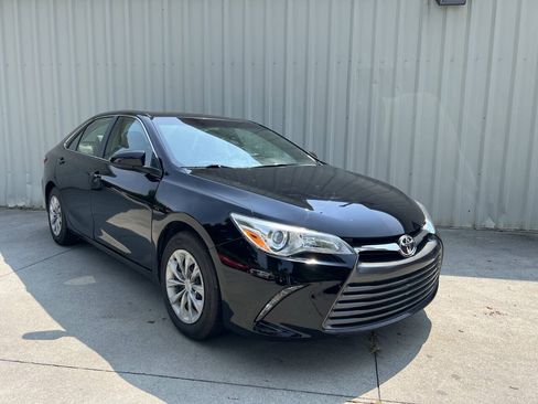 Used 2017 Toyota Camry LE w/ Moonroof Package FWD image 2