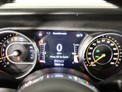 Used 2018 Jeep Wrangler Unlimited Sahara w/ Uconnect 4C Nav & Sound Group image 19