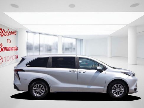 Used 2024 Toyota Sienna LE FWD image 5