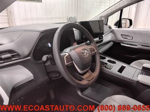 Used 2026 Toyota Sienna XLE AWD/4WD image 11