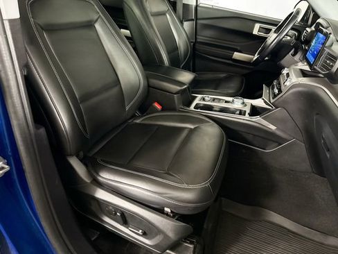 Used 2022 Ford Explorer XLT w/ Equipment Group 202A image 8