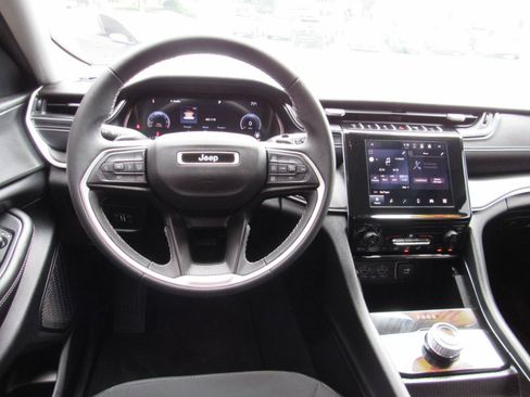 Used 2024 Jeep Grand Cherokee Laredo X AWD/4WD image 5