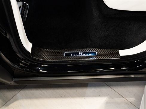 Used 2023 Rolls-Royce Cullinan Black Badge w/ Dark Exterior Package AWD/4WD image 19
